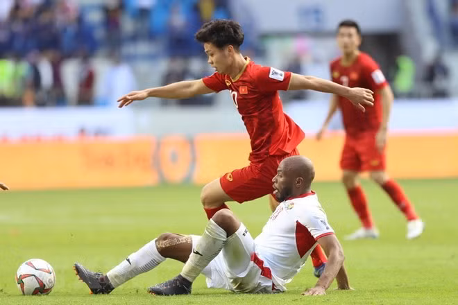 1 Tiền đạo Nguyễn Công vượt qua sự truy cản quết liệt của cầu thủ Jordan. (Ảnh: Hoàng Linh/TTXVN)