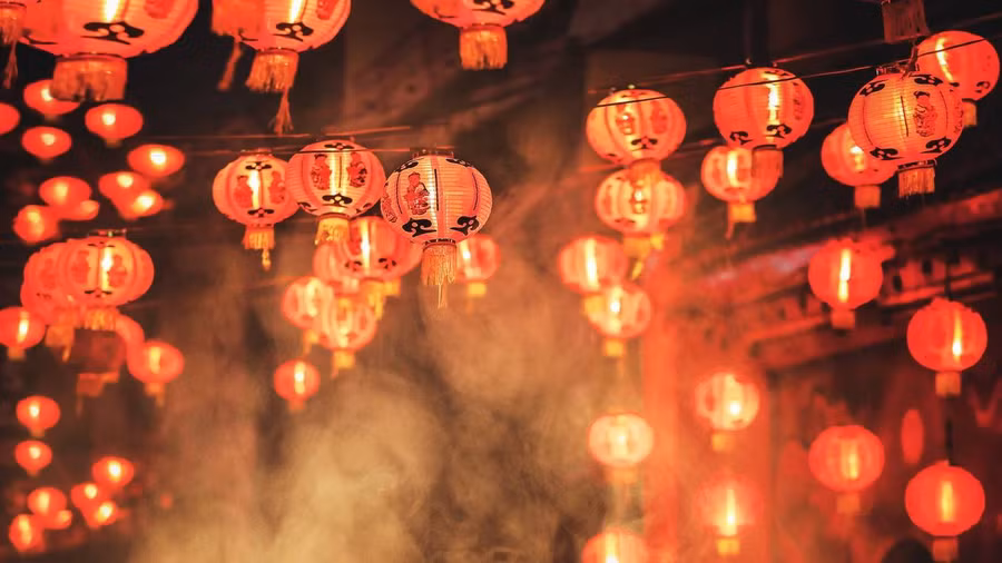 Tết Nguyên đán ở Trung Quốc không phải là một ngày cụ thể. Vì tính theo Âm lịch nên thời điểm Tết vào mỗi năm sẽ rơi vào một ngày khác nhau, có thể là cuối tháng một, đầu hay giữa tháng hai. Cách duy nhất du khách có thể biết chắc năm nay Trung Quốc đón Tết vào ngày bao nhiêu là xem lịch của nước này.
