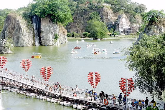  Dịch vụ đạp vịt trên hồ Long Ẩn luôn thu hút khách