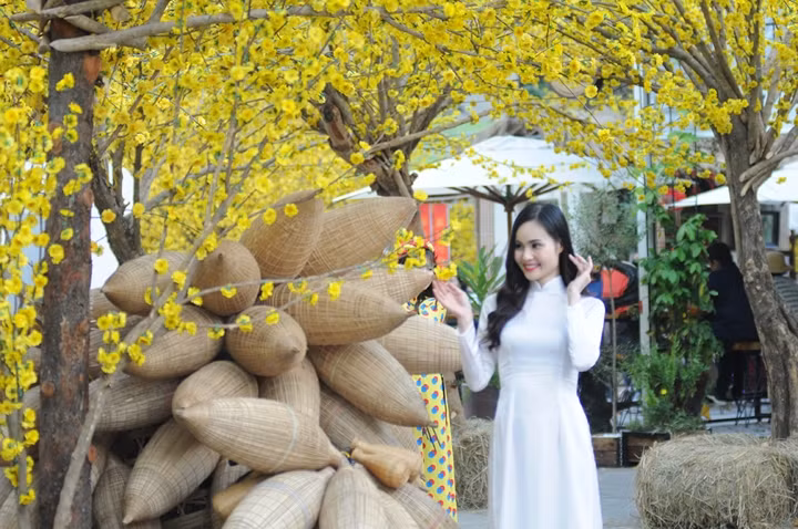 Phố Ông Đồ năm nay có nhiều điểm độc đáo khi tái hiện không gian xưa xen lẫn hiện đại.