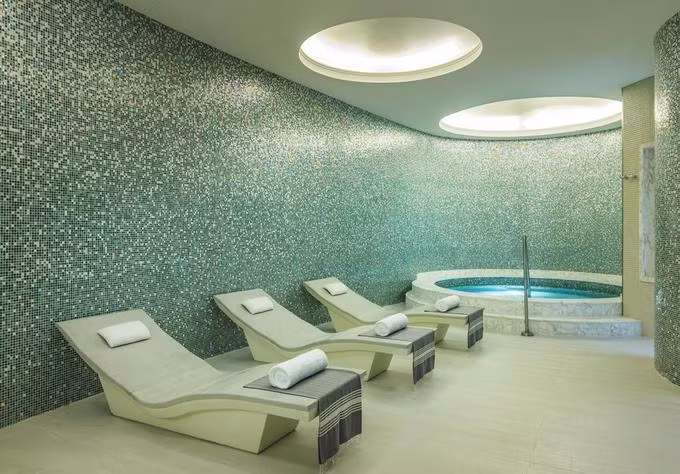 Khách sạn có đầy đủ phòng tập gym, sân quần vợt và spa có diện tích 4.000 m2. Bên cạnh đó, khách sạn cũng có phòng khiêu vũ rộng đến 1.425 m2 để phục vụ các buổi dạ tiệc lớn, đón tới 1.200 vị khách. Khách sạn có đầy đủ phòng tập gym, sân quần vợt và spa có diện tích 4.000 m2. Bên cạnh đó, khách sạn cũng có phòng khiêu vũ rộng đến 1.425 m2 để phục vụ các buổi dạ tiệc lớn, đón tới 1.200 vị khách.