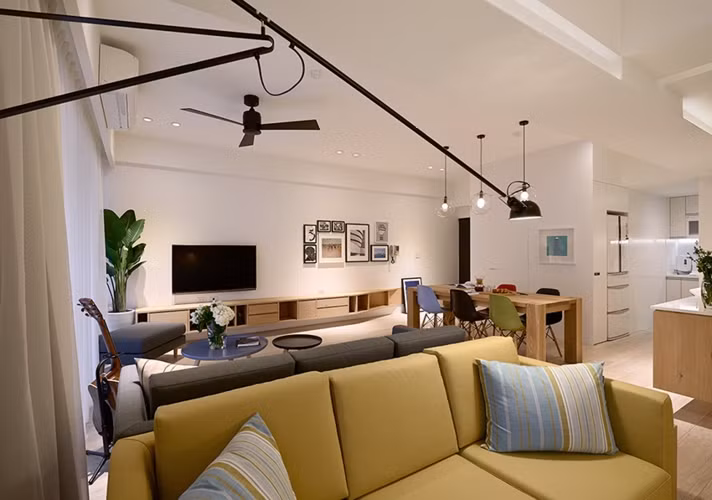 Đèn bàn điều chỉnh bằng trục xoay giúp cho việc đọc sách thuận tiện dù chủ nhân ngồi ở bất kỳ vị trí nào. Đèn bàn điều chỉnh bằng trục xoay giúp cho việc đọc sách thuận tiện dù chủ nhân ngồi ở bất kỳ vị trí nào.