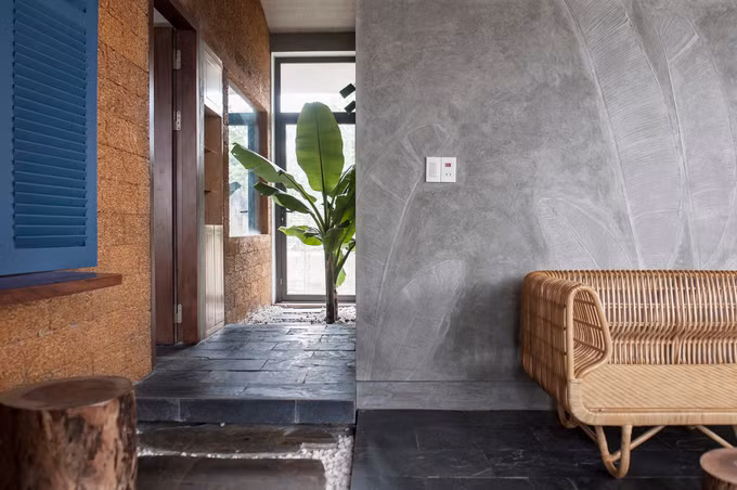 Lớp thứ ba là cửa kính cường lực, lớp cửa này đóng mở linh hoạt để đối lưu không khí và người mẹ dễ dàng đóng cửa nhà khi tránh những cơn bão lớn.