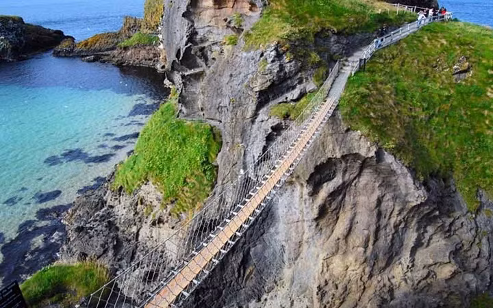 Cầu treo Carrick-a-Rede, Bắc Ireland - Cây cầu bắc qua vách đá ở độ cao 30m và bên dưới là bãi cạn của biển với những mỏm đá lởm chởm. Có những người đã đi qua cây cầu này để sang đảo, song khi quay về họ lại đi phà vì không dám đi lại qua cầu nữa.