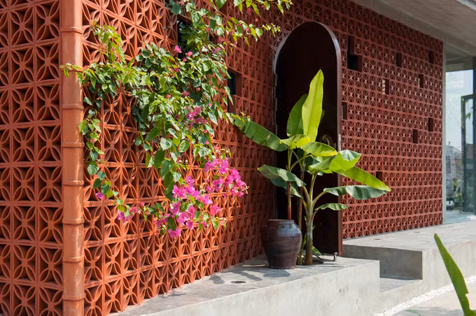 Lớp thứ hai là hệ cây xanh, giúp tăng khả năng riêng tư của ngôi nhà, đồng thời làm dịu hơn nguồn ánh sáng từ bên ngoài chiếu vào nhà.