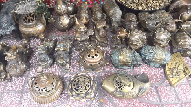  Đồ đồng giả cổ, nhưng chỉ với chiêu trò moi lên từ lòng đất khiến nhiều gia chủ bị lừa nặng