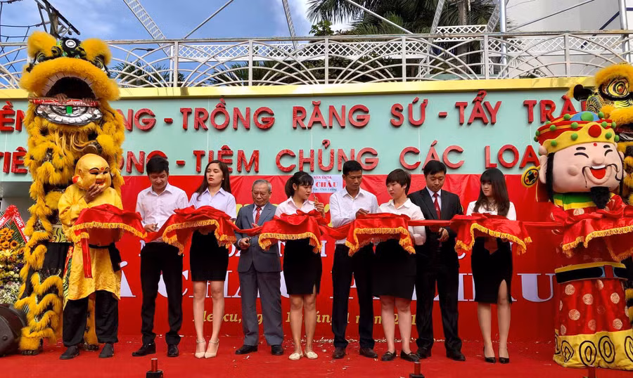  Cắt băng khai trương Phòng khám nha khoa và tiêm chủng Á Châu Pleiku. Ảnh: Phan Lài