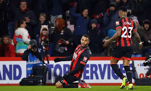 Joshua King (giữa) là người chơi nổi bật nhất bên phía Bournemouth tối 30/1. Ảnh: Reuters.