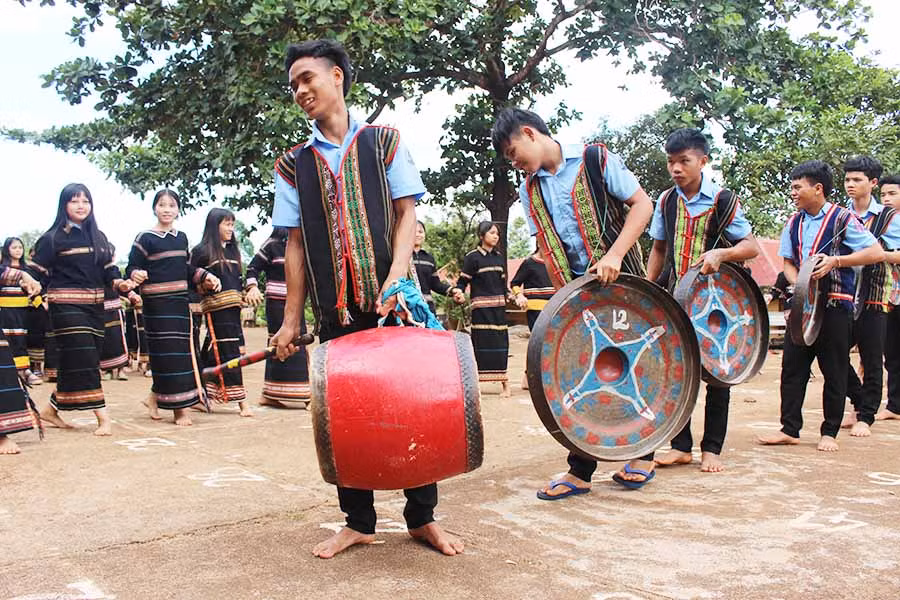  Học sinh Trường THCS Dân tộc Nội trú huyện Đức Cơ rất hào hứng khi được chơi cồng chiêng. Ảnh: N.G