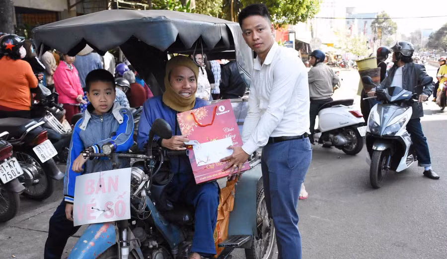 Đại diện Công ty cổ phần Vinpear thuộc Tập đoàn Vingroup tặng quà cho người khuyết tật. Ảnh: Hà Phương