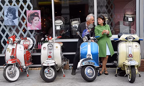 Những chiếc Vespa cổ điển, bắt mắt tại Anh. Những chiếc Vespa cổ điển, bắt mắt tại Anh.