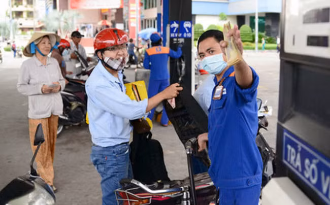 Giá xăng giảm ngay khi bước sang năm 2019.