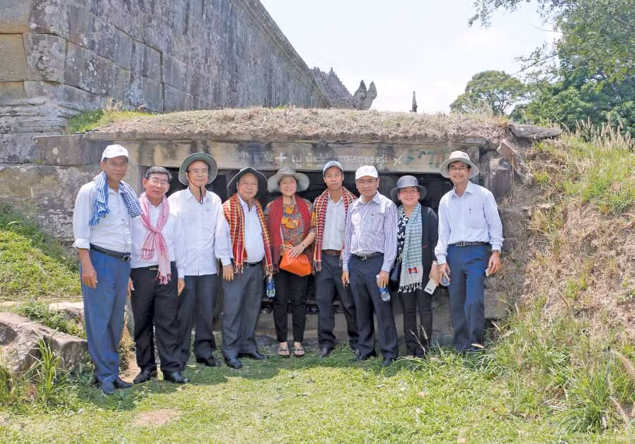 Đoàn công tác của tỉnh Gia Lai chụp ảnh lưu niệm trước 1 căn hầm còn sót lại từ thời chiến tranh trong khuôn viên đền Preah Vihear (Vương quốc Campuchia) trong chuyến thăm, chúc Tết cổ truyền Chol Chnam Thmay. Ảnh: Trần Dung