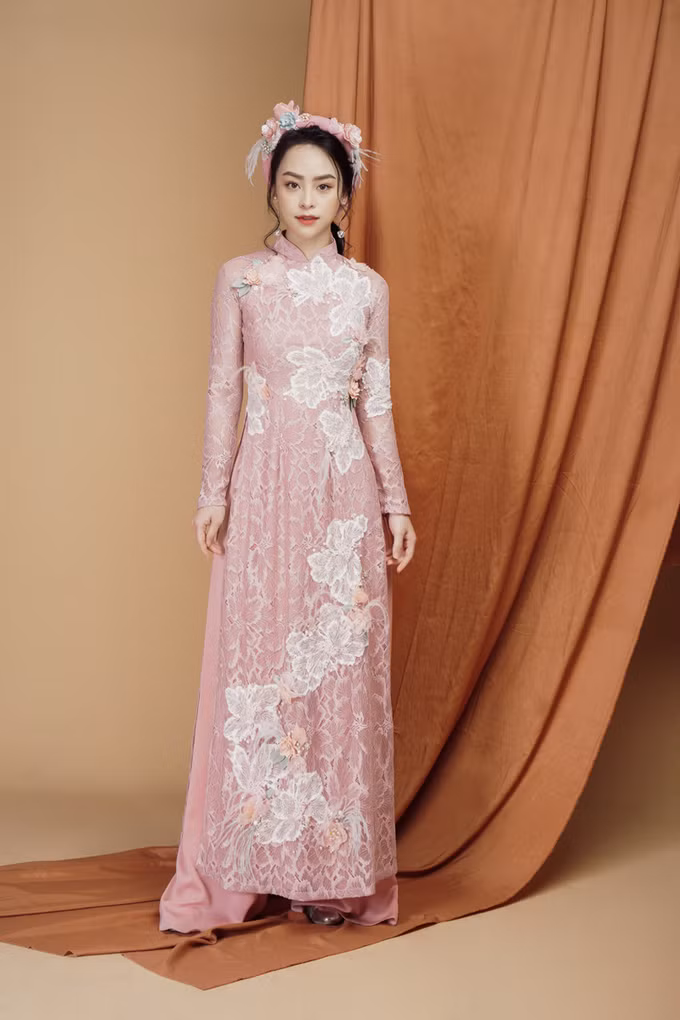  Sắc điệu ngọt ngào, quyến rũ là những gì mà người đối diện sẽ cảm nhận được từ chiếc áo dài ren pastel. Tân nương có thể diện áo với mấn nhỏ cùng tông để thể hiện nét truyền thống. 