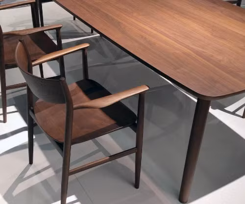  Gia chủ có thể dùng ghế Kamuy trong nhà ăn của gia đình. Sản phẩm cũng thường sử dụng trong quán cà phê, nhà hàng, khách sạn.