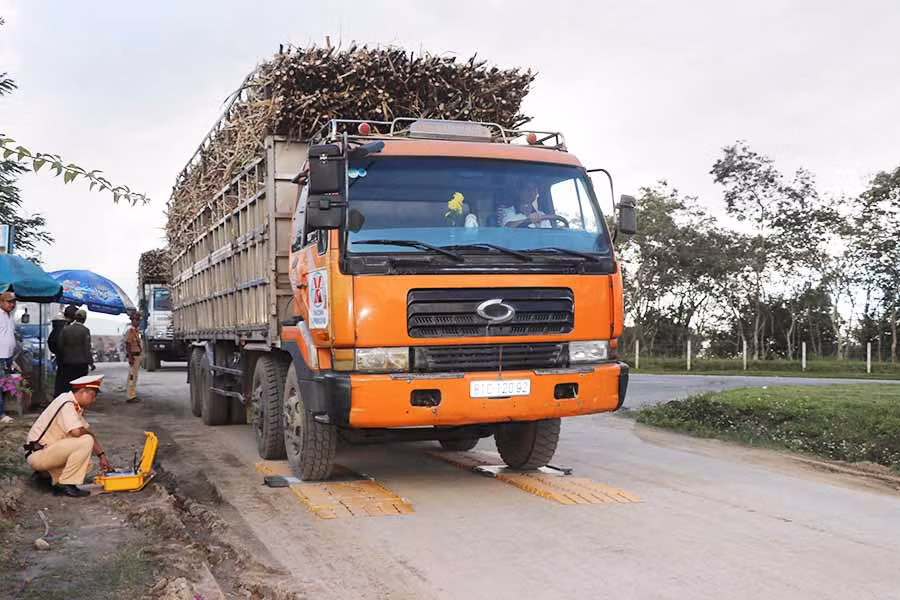 Lực lượng Cảnh sát Giao thông Công an thị xã An Khê kiểm tra tải trọng xe chở mía. Ảnh: N.M Lực lượng Cảnh sát Giao thông Công an thị xã An Khê kiểm tra tải trọng xe chở mía. Ảnh: N.M