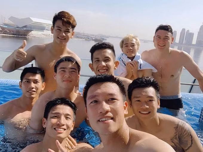 Các cầu thủ thư giãn trước trận gặp Nhật Bản. Ảnh: Facebook Hồng Duy. Các cầu thủ thư giãn trước trận gặp Nhật Bản. Ảnh: Facebook Hồng Duy.