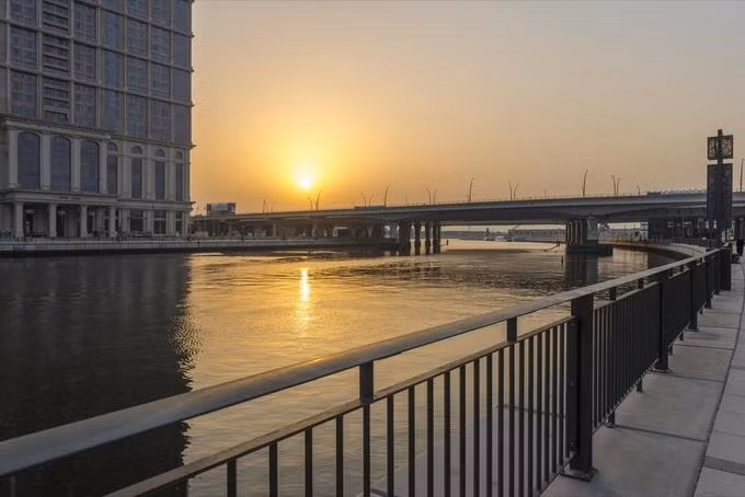 Khách sạn cao 44 tầng, nằm ở trung tâm Dubai, UAE. Vị trí của khách sạn nằm gần kênh Dubai Water, cách xa đường Sheikh Zayed sôi động. Khách sạn cao 44 tầng, nằm ở trung tâm Dubai, UAE. Vị trí của khách sạn nằm gần kênh Dubai Water, cách xa đường Sheikh Zayed sôi động.
