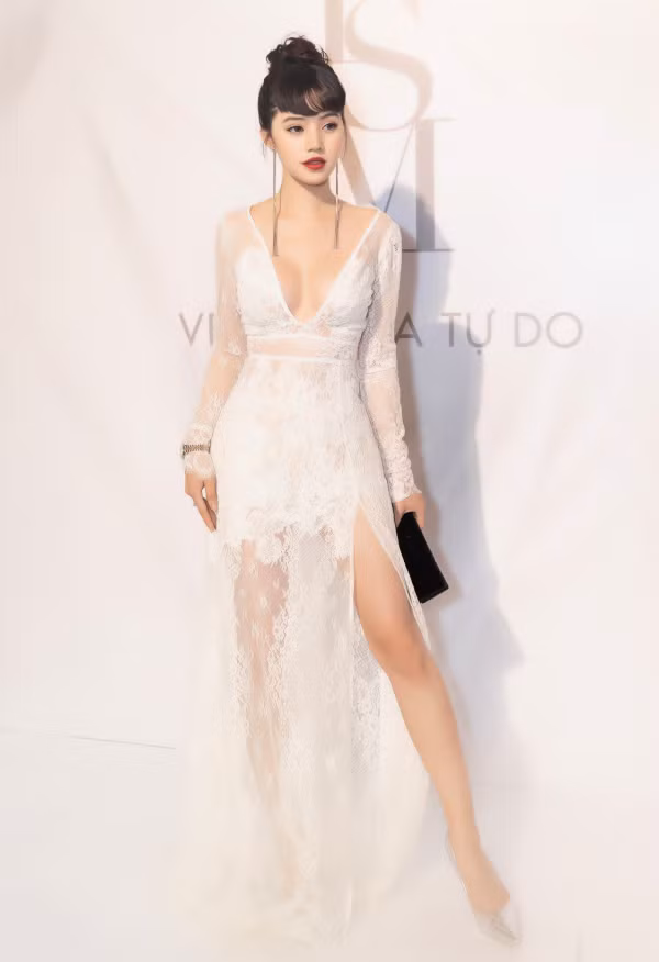 Hoa hậu Jolie Nguyễn tôn lên vẻ đẹp mong manh với chiếc váy ren trắng xuyên thấu mềm mại. Hoa hậu Jolie Nguyễn tôn lên vẻ đẹp mong manh với chiếc váy ren trắng xuyên thấu mềm mại.