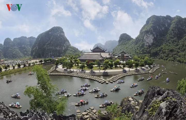 Quần thể Tràng An ở Ninh Bình không chỉ là danh thắng quan trọng và nổi bật bậc nhất phía bắc Việt Nam, mà còn được UNESCO công nhận là di sản thế giới. Hàng năm, nơi đây thu hút hàng triệu lượt khách đến tham quan thưởng ngoạn.