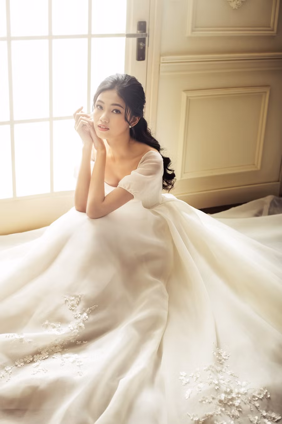 Ngoài hình ảnh chính thức đã công bố, bộ ảnh cô dâu lần này như một món quà cám ơn mà Thanh Tú gửi đến người hâm mộ đã luôn dõi theo và chúc phúc cho hạnh phúc mới của cô.