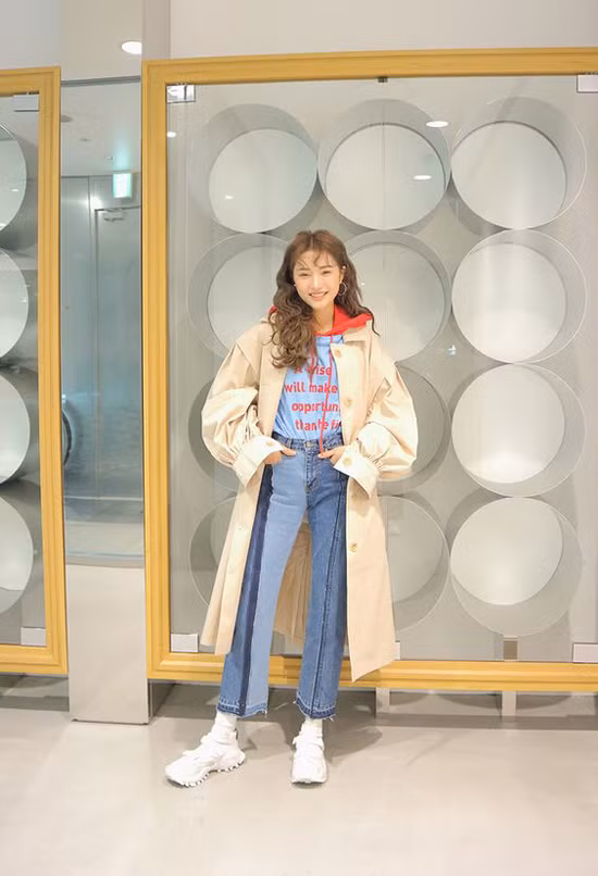 Những kiểu trench coat màu trung tính dễ mix đồ cũng là lựa chọn hợp lý để lên đồ dạo phố mùa đông vào ngày cuối tuần.