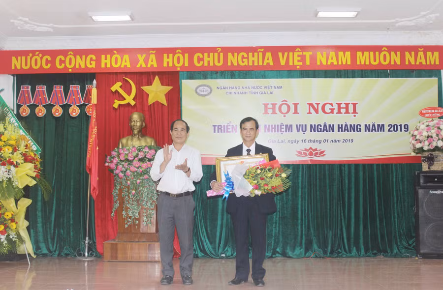 Thừa ủy quyền của Chủ tịch nước, đồng chí Võ Ngọc Thành-Phó Bí thư Tỉnh ủy, Chủ tịch UBND tỉnh trao Huân chương Lao động hạng Nhì cho ông Nguyễn Văn Cư. Ảnh: Sơn Ca