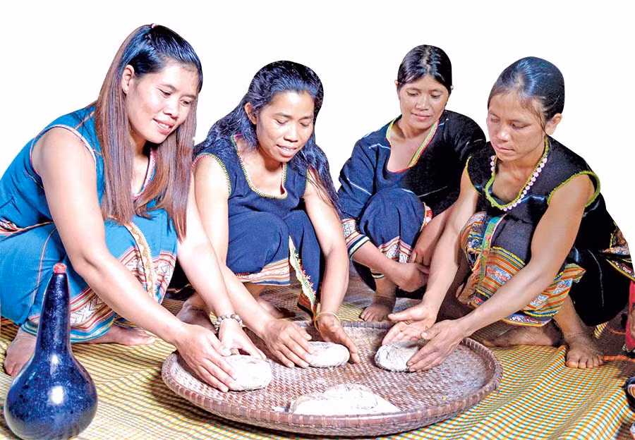  Các chị em làng Đê Tul cùng nhau làm men rượu. Ảnh: L.H