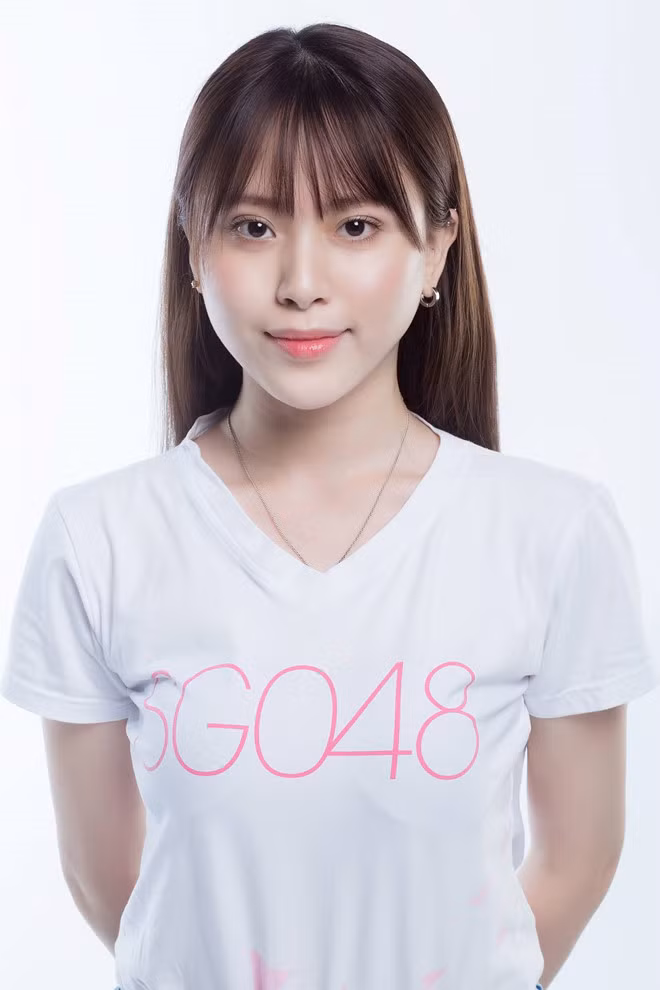  SGO48 đang nhận được sự chú ý với tư cách nhóm nhạc đông thành viên nhất Việt Nam. Nhóm có 28 cô gái và hoạt động theo mô hình của nhóm nhạc đình đám Nhật Bản là AKB48. Trước khi đến Vpop, AKB48 đã có nhóm nhạc chị em tại nhiều quốc gia khác nhau như Trung Quốc, Thái Lan... Các thành viên của SGO48 cũng như AKB48 sẽ tốt nghiệp nhóm sau một thời gian hoạt động và được thay thế bởi những nhân tố mới.