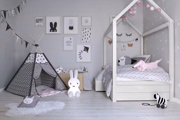 Bạn có thể tham khảo cách trang trí căn phòng dành cho các con bằng những bức tranh treo trên tường, giường ngủ và cách bày biện như này.