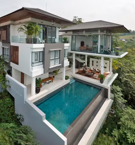 Tất cả các không gian sinh hoạt trong nhà hướng đến bể bơi lộ thiên nằm phía trước. Tất cả các không gian sinh hoạt trong nhà hướng đến bể bơi lộ thiên nằm phía trước.