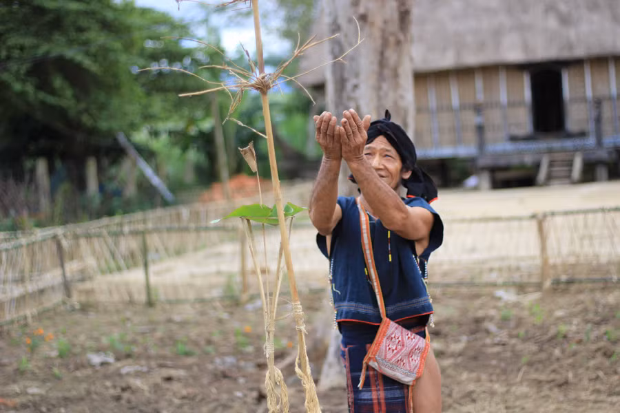  Già làng Hmunh thực hiện lễ cúng xin mưa thuận gió hòa, mùa màng bội thu. Ảnh: Chí Hào