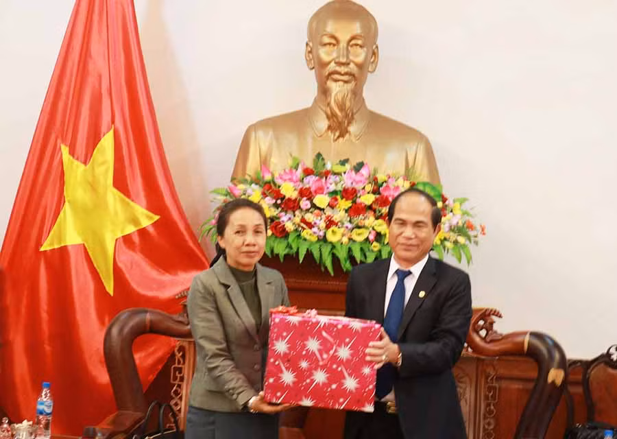 Phó Bí thư Tỉnh ủy Attapeu Mynaphôn-Xay Sổm Phu chúc Tết và tặng quà cho UBND tỉnh Gia Lai. Ảnh: N.S
