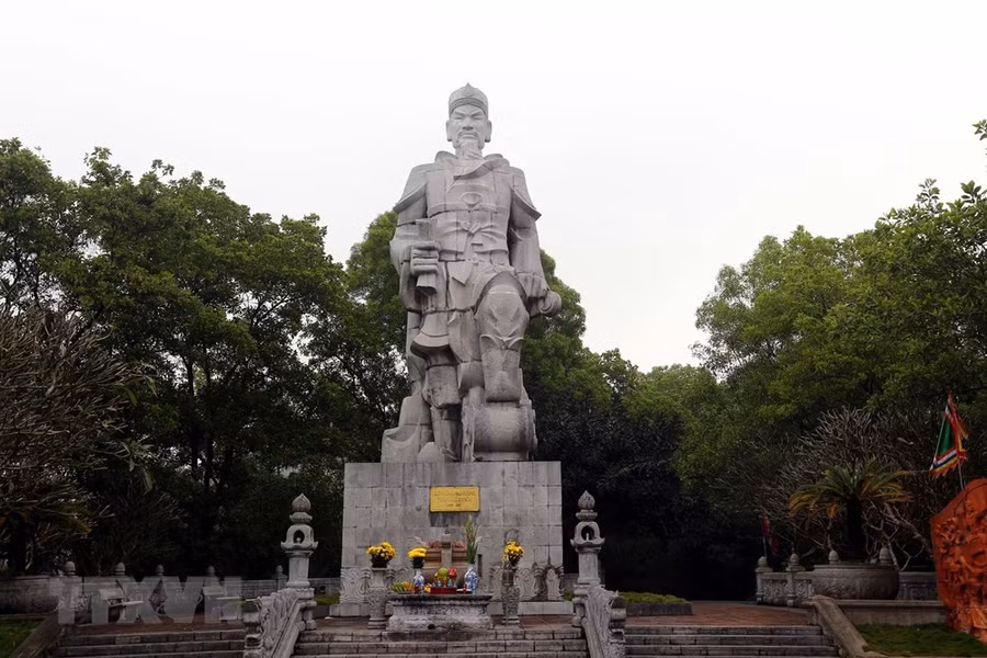 Tượng đài Hưng Đạo Vương Trần Quốc Tuấn trong quần thể Đền Cao An Phụ