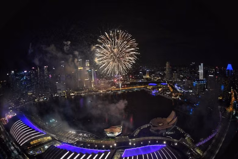 Pháo hoa Singapore nhìn từ trên cao. (Ảnh: Straits Times)