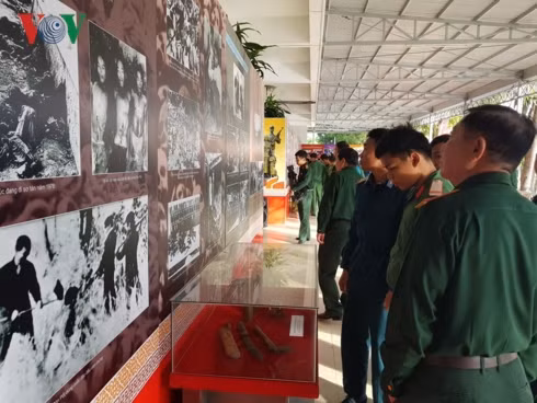  Đông đảo cán bộ chiến sỹ LLVT Quân khu 5 đến xem triển lãm.