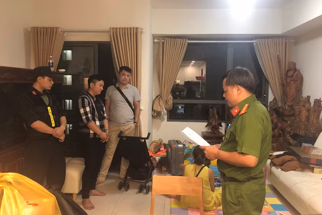 Cục Cảnh sát hình sự đọc lệnh khám xét đối với Vũ 'bông hồng' Cục Cảnh sát hình sự đọc lệnh khám xét đối với Vũ 'bông hồng'