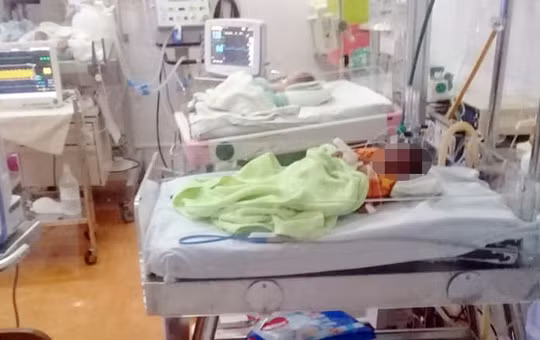 Bé trai sơ sinh bị bỏ rơi được cứu sống tại Bệnh viện Đa khoa II Bảo Lộc Bé trai sơ sinh bị bỏ rơi được cứu sống tại Bệnh viện Đa khoa II Bảo Lộc