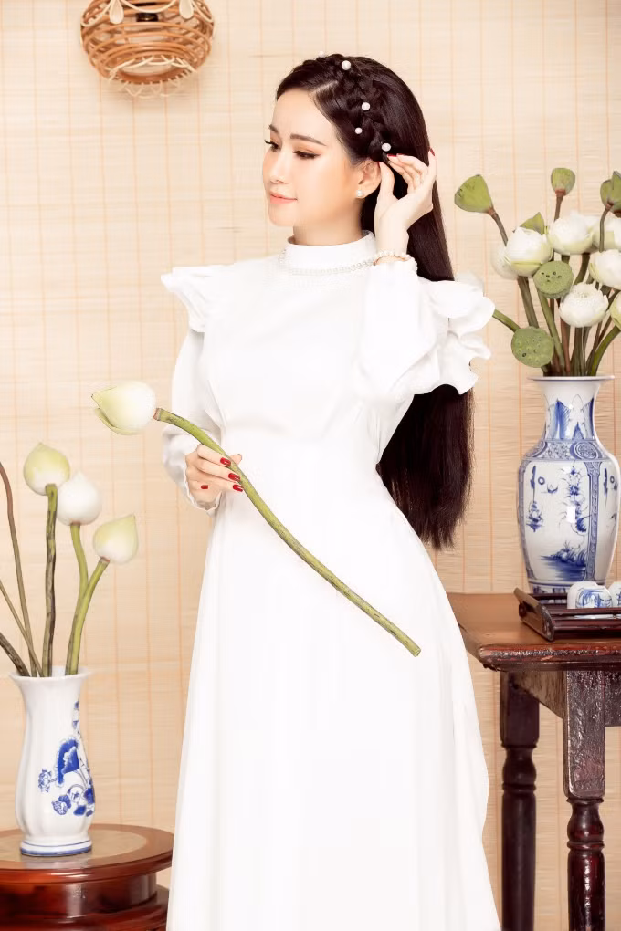  Á hậu – doanh nhân bộ ảnh là lời chúc mừng năm mới, an khang thịnh vượng đến người hâm mộ dịp Tết Kỷ Hợi.