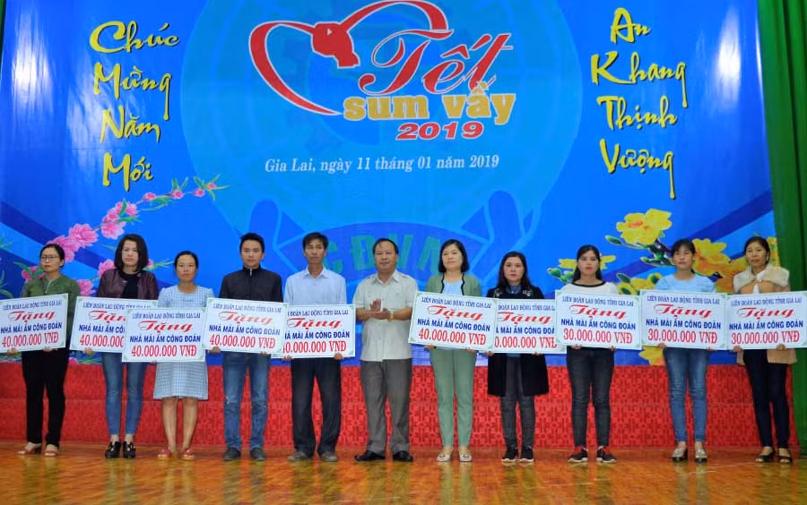  Đồng chí Châu Ngọc Tuấn-Phó Bí thư Tỉnh ủy trao tiền hỗ trợ xây dựng nhà “Mái ấm Công đoàn” cho đoàn viên, công nhân nghèo. Ảnh: Đ.Y