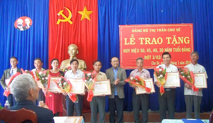 Đồng chí Nguyễn Hồng Hà-Tỉnh ủy viên, Bí thư Huyện ủy Chư Sê trao huy hiệu Đảng cho đảng viên. Ảnh: Mỹ Đức