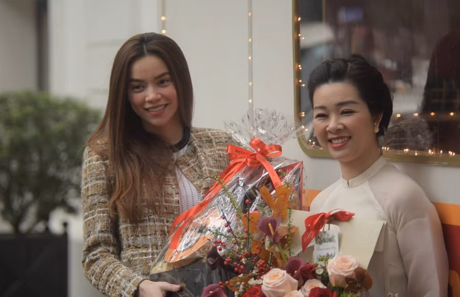  Chợ Tết sẽ mở cửa cho khách tự do tham quan và mua sắm trong khoảng thời gian 11h đến 20h hàng ngày, từ 26 đến 31/1 (21 đến 26 Âm lịch). Ca sĩ Hồ Ngọc Hà đến chụp hình lưu niệm tại ngày mở cửa chợ.