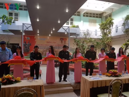  Cắt băng khai mạc triển lãm.