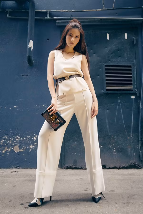  Diễm My 9x thanh lịch trong quần ống rộng, cạp cao đồng màu với chiếc áo đính hoạ tiết vàng đồng.