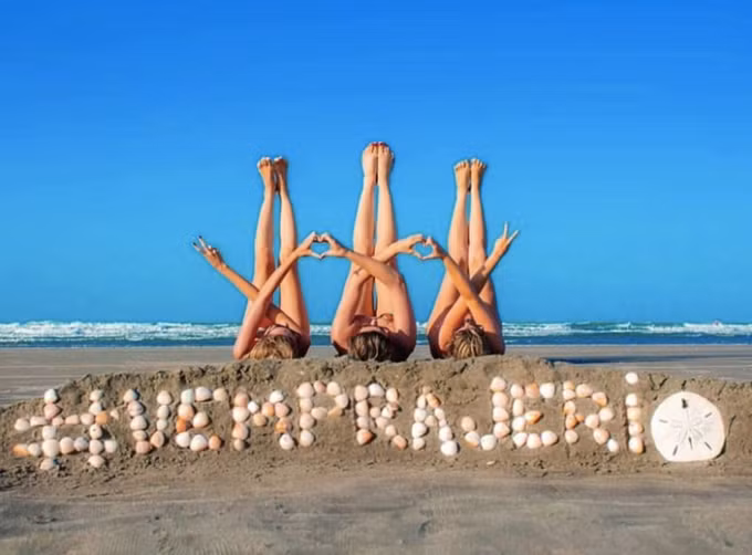Khi đi du lịch 3 người đến bãi biển, sẽ thật nhàm chán nếu chỉ dàn hàng ngang và pose dáng thông thường. Hãy thử nghiệm dáng 