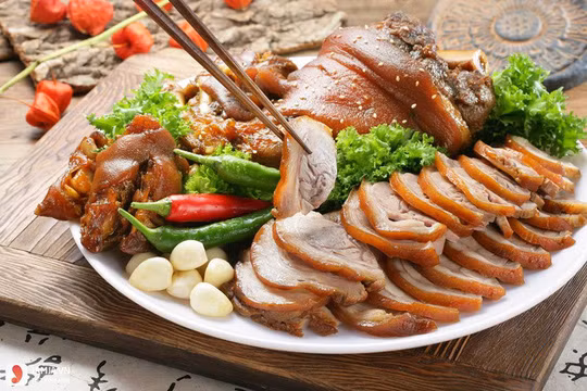 Khi bày ra mâm, người nội trợ sẽ thái mỏng thịt heo ra ăn kèm dưa món, rau thơm và hoặc cuốn cùng bánh đa nem như dùng các loại gỏi. Thịt heo thơm vị nước mắm có vị mặn, ngọt vừa ăn rất hấp dẫn. Ảnh: Jamja.