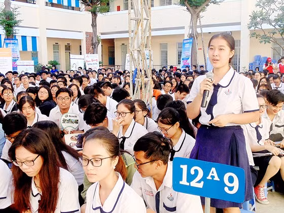 Học sinh Trường THPT Võ Thị Sáu đặt câu hỏi với các chuyên gia tại ngày hội tư vấn tuyển sinh