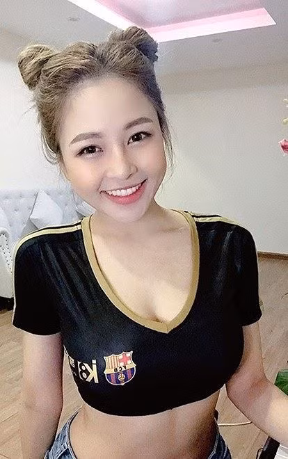 Mới đây, Trâm Anh từng khiến cộng đồng mạng dậy sóng khi phát ngôn có cơ hội sẽ thử yêu thủ môn Bùi Tiến Dũng. Mới đây, Trâm Anh từng khiến cộng đồng mạng dậy sóng khi phát ngôn có cơ hội sẽ thử yêu thủ môn Bùi Tiến Dũng.