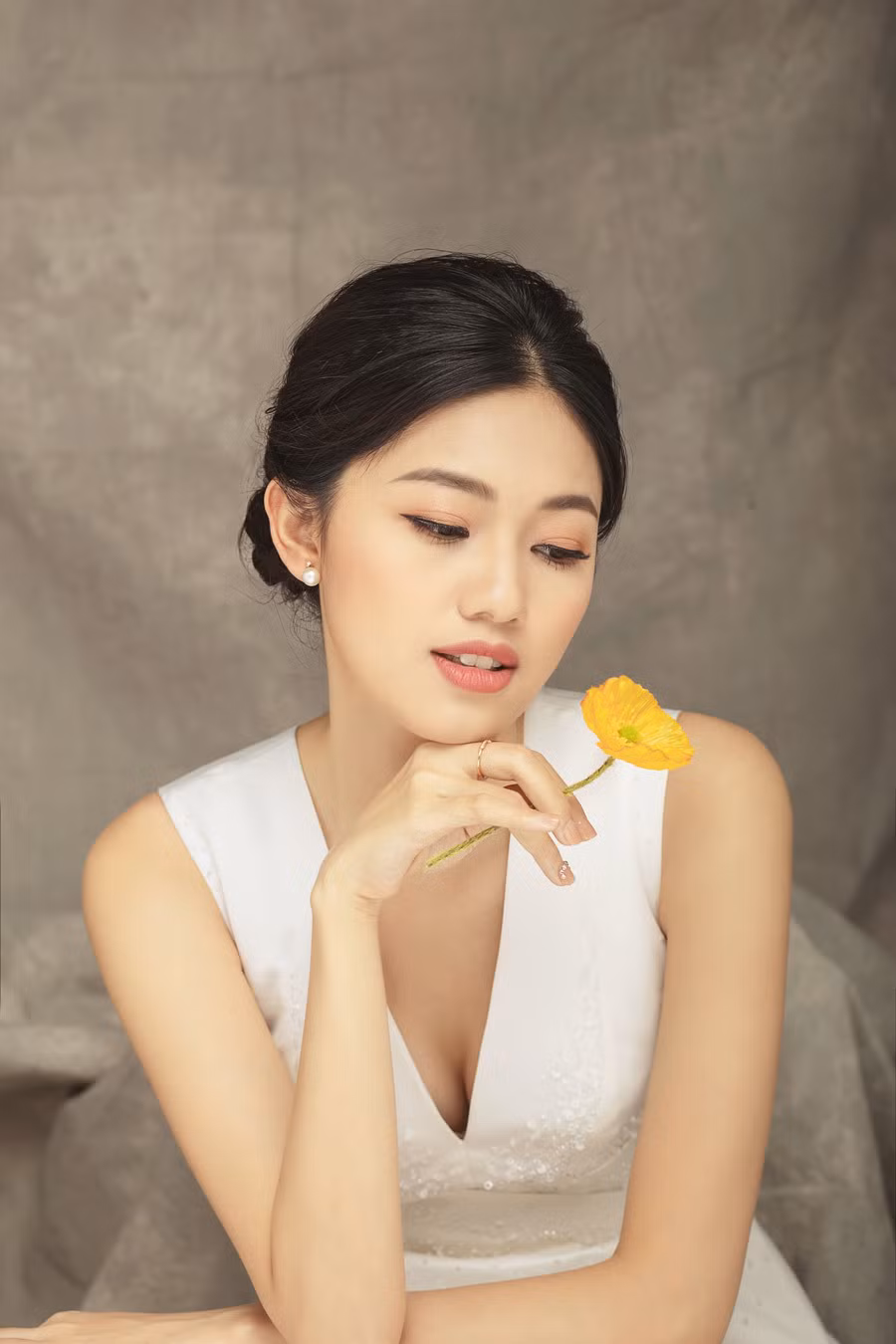  Diện những mẫu đầm cưới đúng chuẩn châu Âu, thanh lịch, đơn giản nhưng lại vô cùng quý phái, màu ảnh tông nâu trầm cùng những khuôn hình không quá rạng rỡ, nhưng vẫn toát lên sự hạnh phúc trong ánh mắt Thanh Tú.