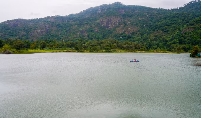 Hồ Ô Thum (xã Ô Lâm, huyện Tri Tôn, An Giang) được hình thành khoảng chục năm trước với mục đích ngăn nước để sản xuất nông nghiệp. Hồ nằm về hướng tây của núi Cô Tô và hướng đông của đồi Tức Dụp. Hồ có diện tích không lớn nhưng cảnh quan hữu tình, mặt nước phẳng lặng, xanh biếc. Vài năm gần đây, nơi này trở thành điểm du lịch mới nổi của vùng Bảy Núi.